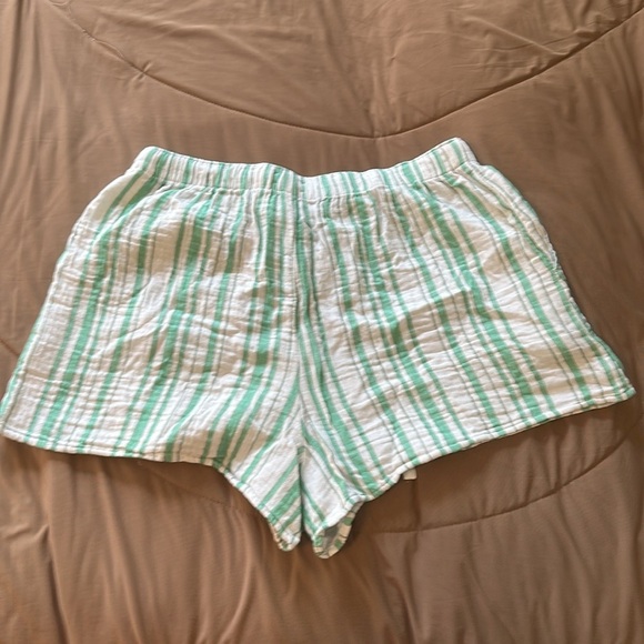 Aritzia Little Moon Airplush Cotton™ Sail Short - Green and White - Size Medium - Picture 9 of 9